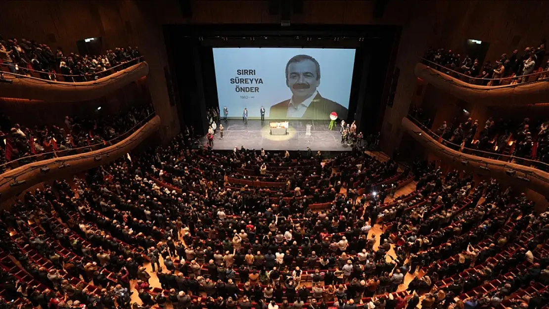 Sırrı Süreyya Önder'e AKM'de alkışlarla veda