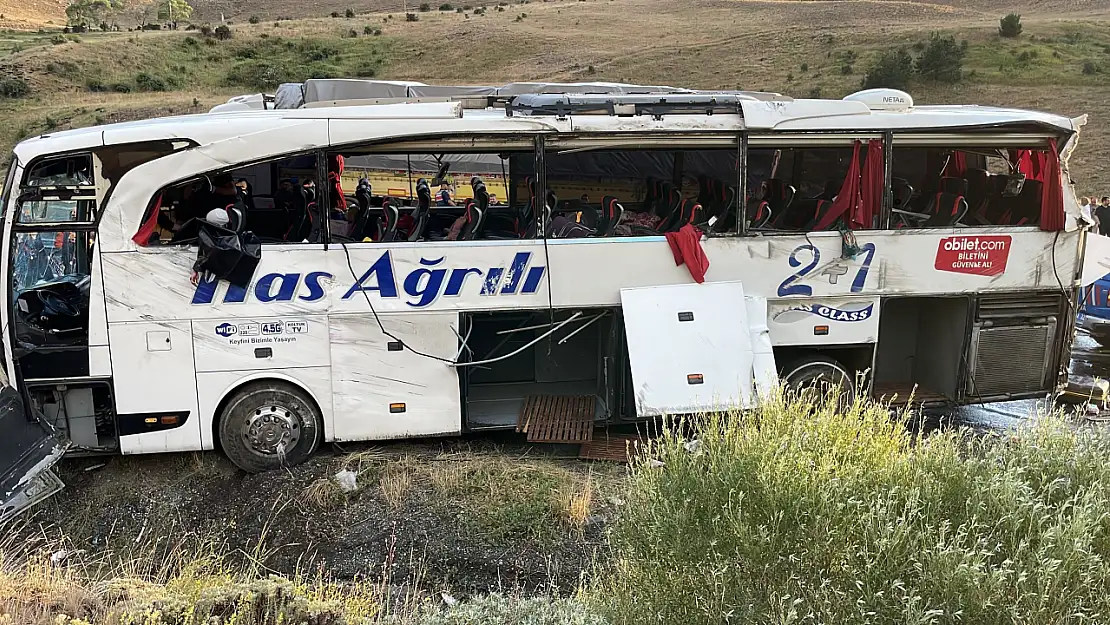 Sivas'ta Ağrı otobüsünün karıştığı kazada can kaybı artıyor!