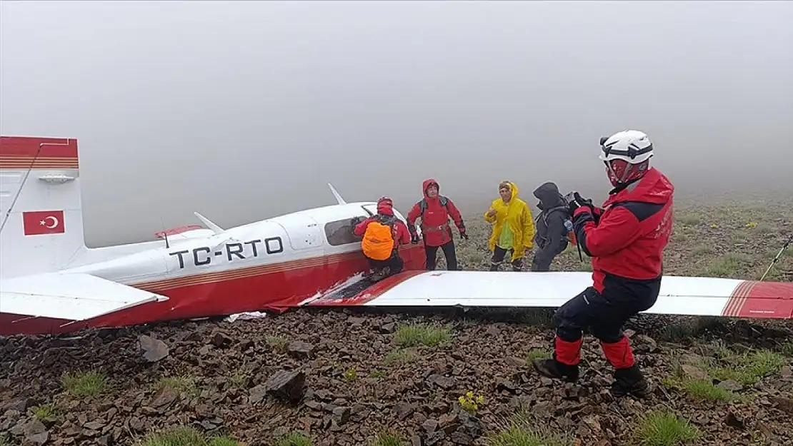 Sivil uçağın enkazına ulaşan ekipler, kadın yolcunun sağ olduğunu, pilotun ise hayatını kaybettiğini bildirdi.