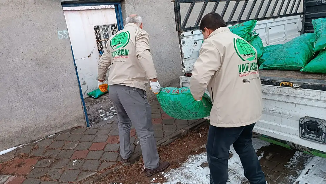 Soğuk kış günlerinde Doğubayazıt Umut Kervanı yüzleri güldürüyor