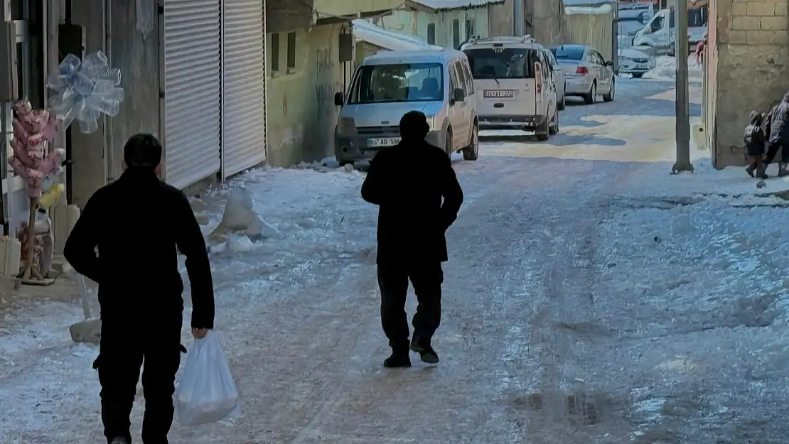 Soğuk ve buzlanma Ağrılılara zor anlar yaşatıyor