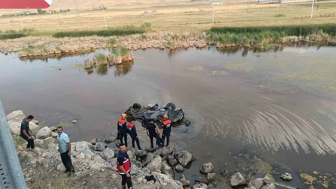 Sulak Alana Düşen Uçan Araçtaki Üç Kişi Hastaneye Sevk Edildi