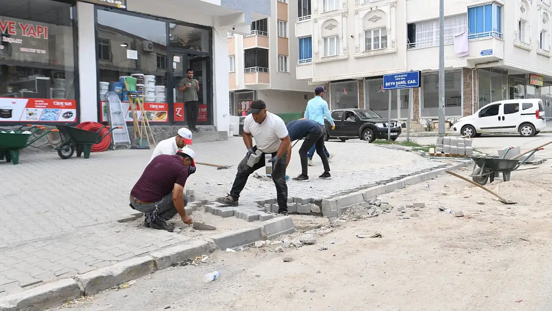 Sunay Mahallesi'nde Kaldırım Onarımları Başladı, Yaşam Kalitesi Artırılıyor