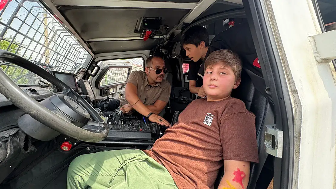 Sünnet şöleninde minikler polis ve ambulans araçlarını keşfetti