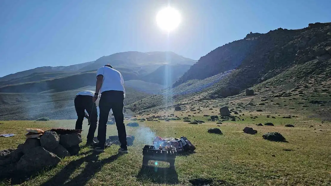 Süphan Dağı etekleri yaz aylarında doğaseverlerin piknik buluşma noktası oldu