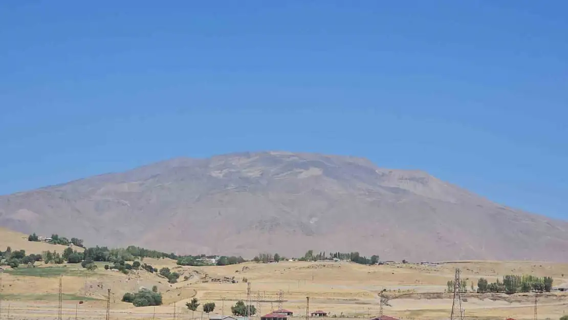 Süphan Dağı'ndaki kar örtüsü, kuraklık ve sıcaklar nedeniyle beklenenden erken eridi