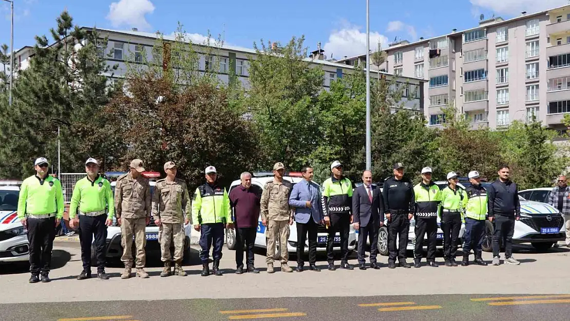 Sürücülere Trafik Denetiminde Çikolata ve Kolonya İkramı Yapıldı