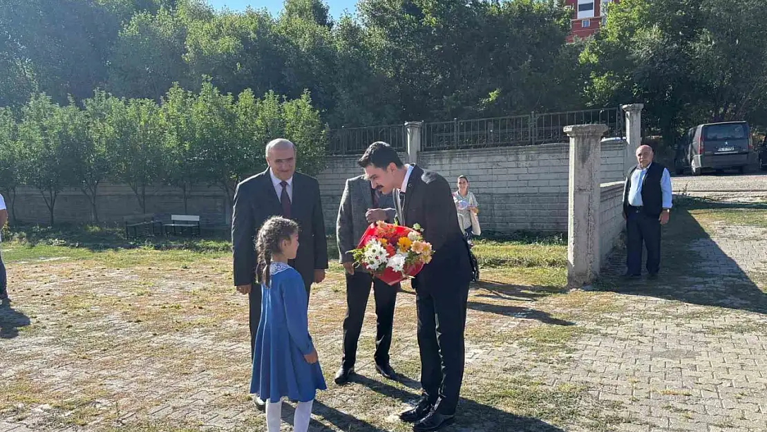 Susuz'da Eğitim Yılı Başladı, Kaymakam İlk Dersi Verdi