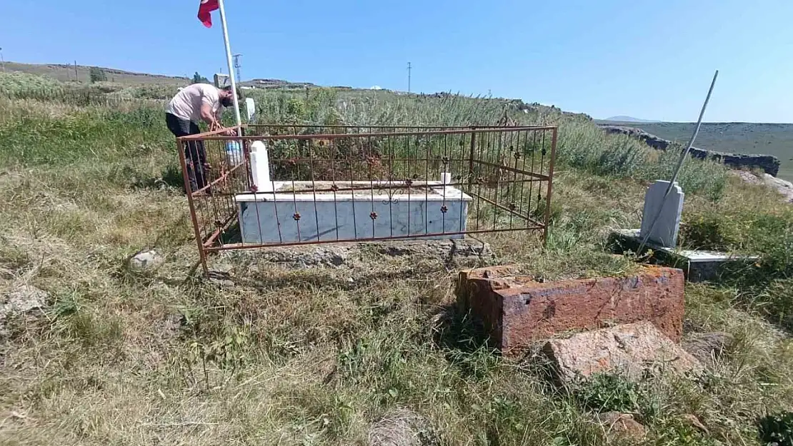 Susuz Kaymakamı Tutal, Şehit Mezarlıklarının Bakımını Üstlendi ve Çevreyi Temizledi