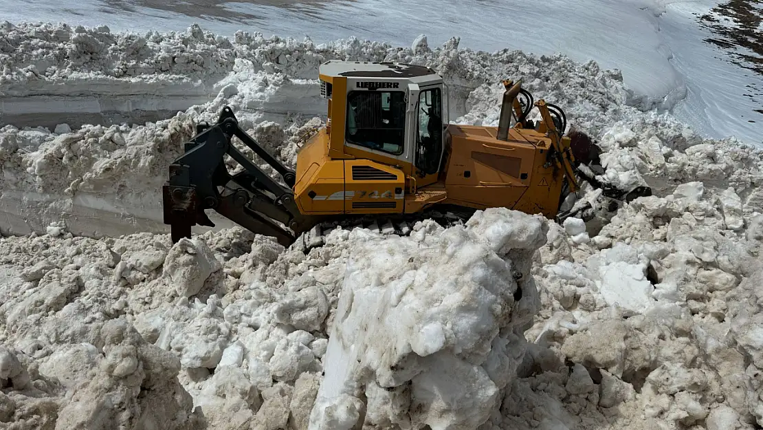 Taşlıçay'da baharda kar mesaisi