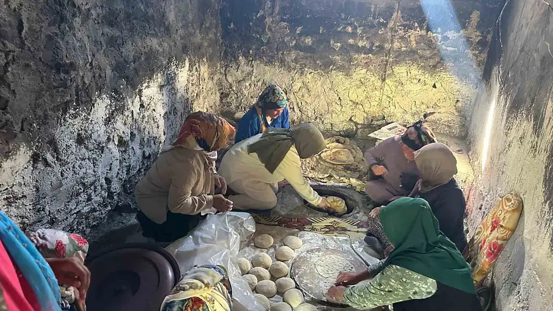 Taşlıçay Kaymakamı kadınlarla tandırda ekmek pişirdi