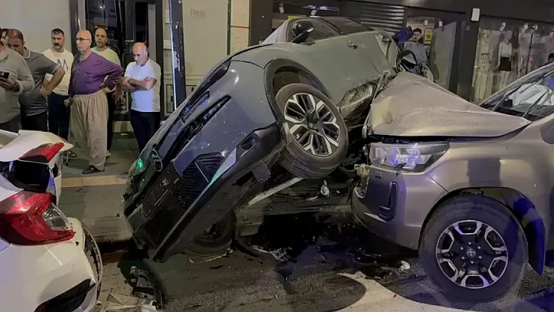 Tatvan'da 3 araçlı zincirleme trafik kazası