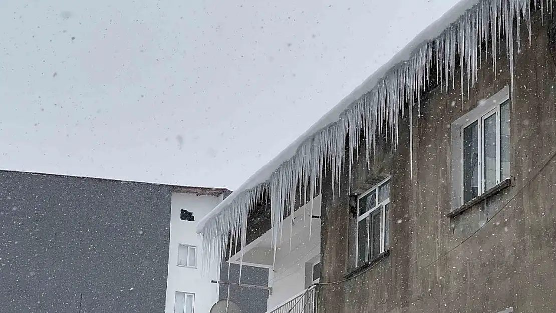 Tatvan'da çatılar buz sarkıtlarıyla doldu