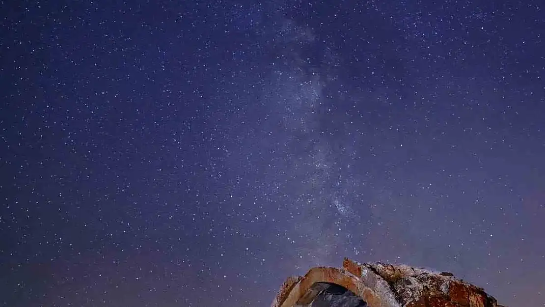 Tatvan'da Fotoğrafçıların Samanyolu ile Tarihi Kalıntılar Buluştu!