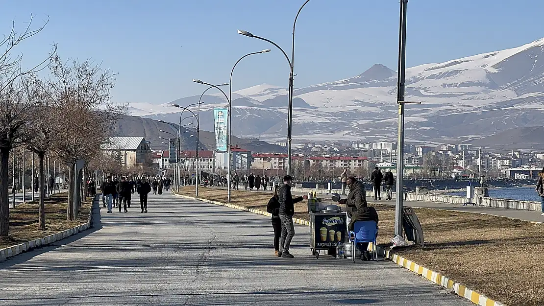 Tatvan'da güneşli havayı gören vatandaşlar sahile akın etti