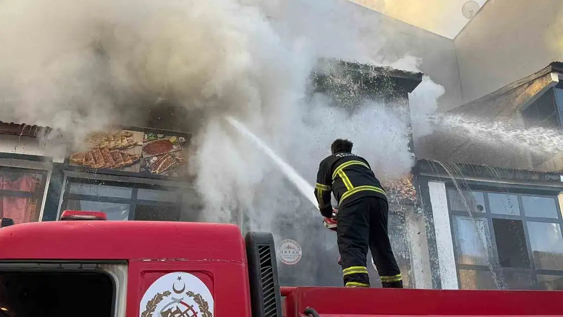 Tatvan'da iş yerinde çıkan yangın, itfaiye ekiplerinin zamanında müdahalesiyle kontrol altına alındı