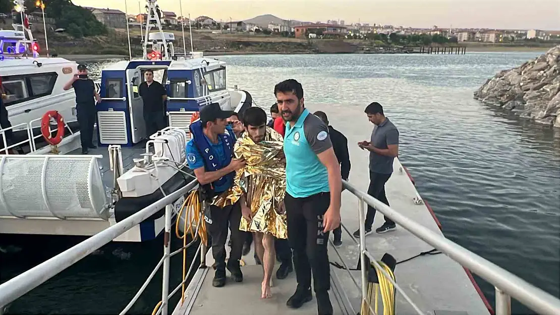 Tatvan'da Van Gölü'nde akıntıya kapılan genç sağ olarak kurtarıldı