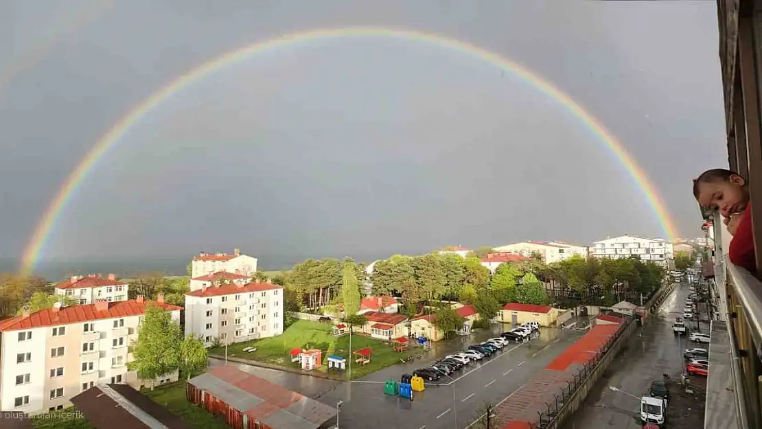 Tatvan Gökyüzünde Gökkuşağı Şöleni Büyüledi
