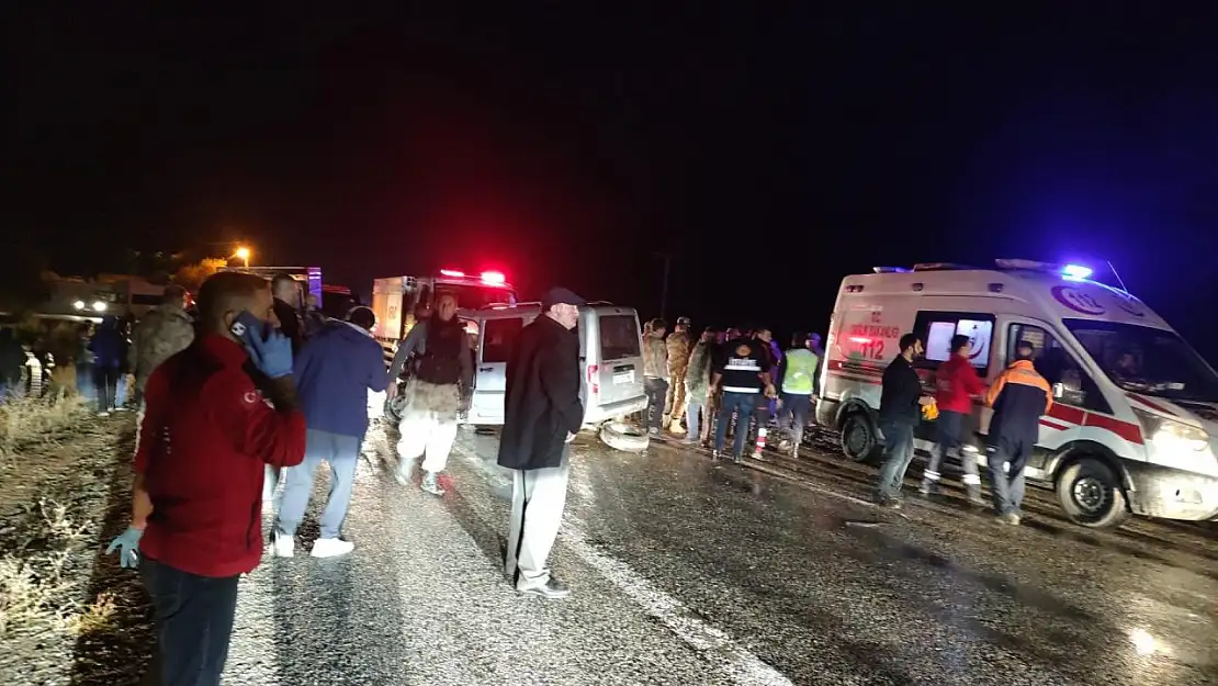 Tatvan-Hizan Karayolunda Meydana Gelen Trafik Kazasında 2 Kişi Yaralandı
