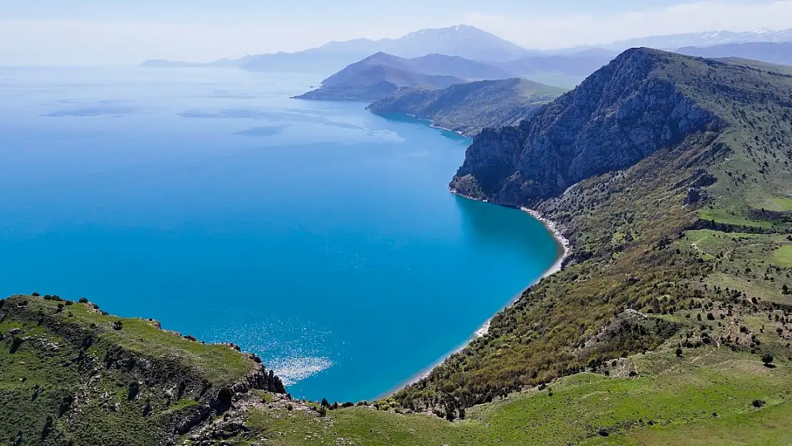 Tatvan'ın Büyüleyici Doğası Ziyaretçilerini Bekliyor