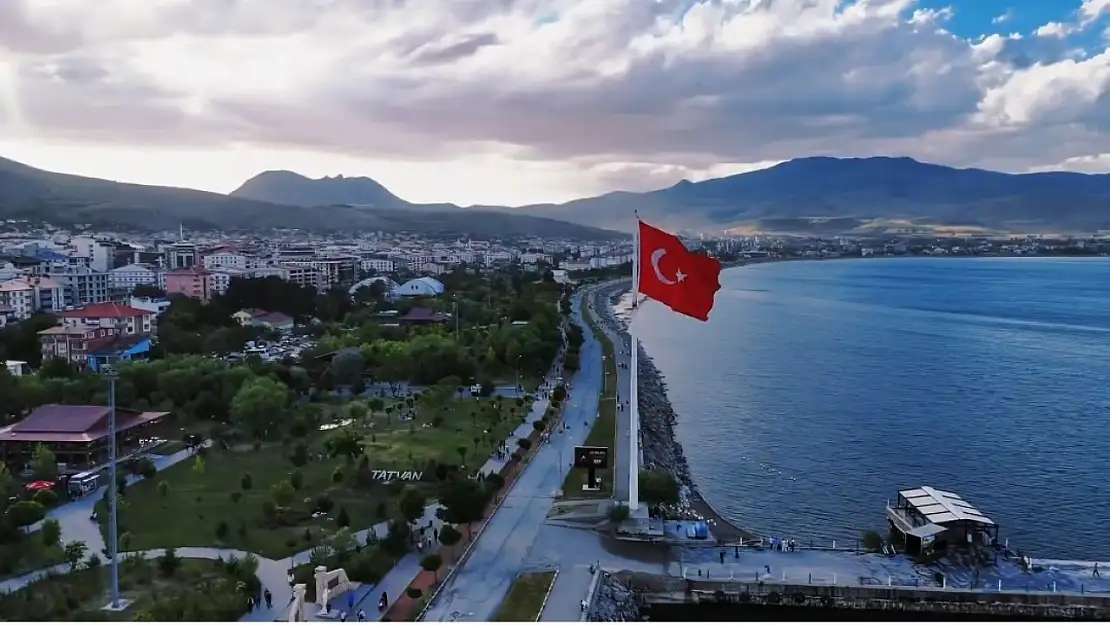 Tatvan'ın büyüleyici manzaraları havadan görüntülendi