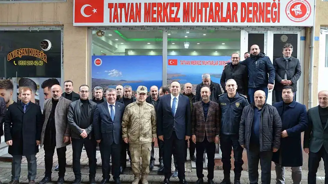 Tatvan kaymakamı mahalle muhtarlarıyla bir araya geldi