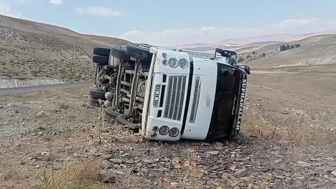 Tekman'da kamyon devrildi, sürücü hastaneye kaldırıldı