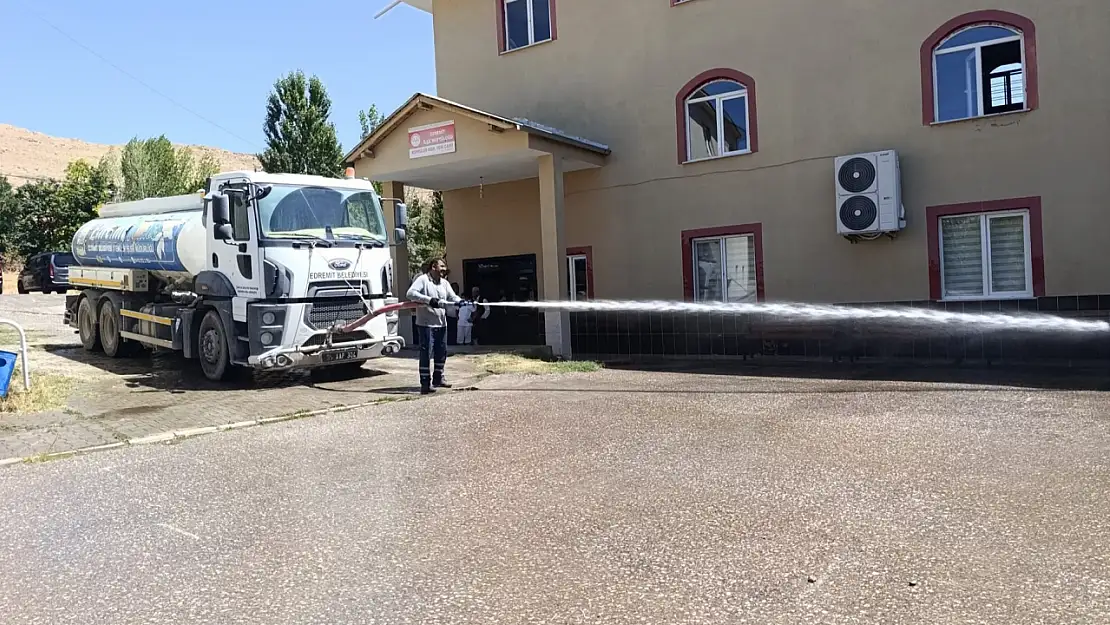 Temizlik İşleri, Cami Avluları ve Bahçelerde Hijyenik Yaşam Sağlıyor