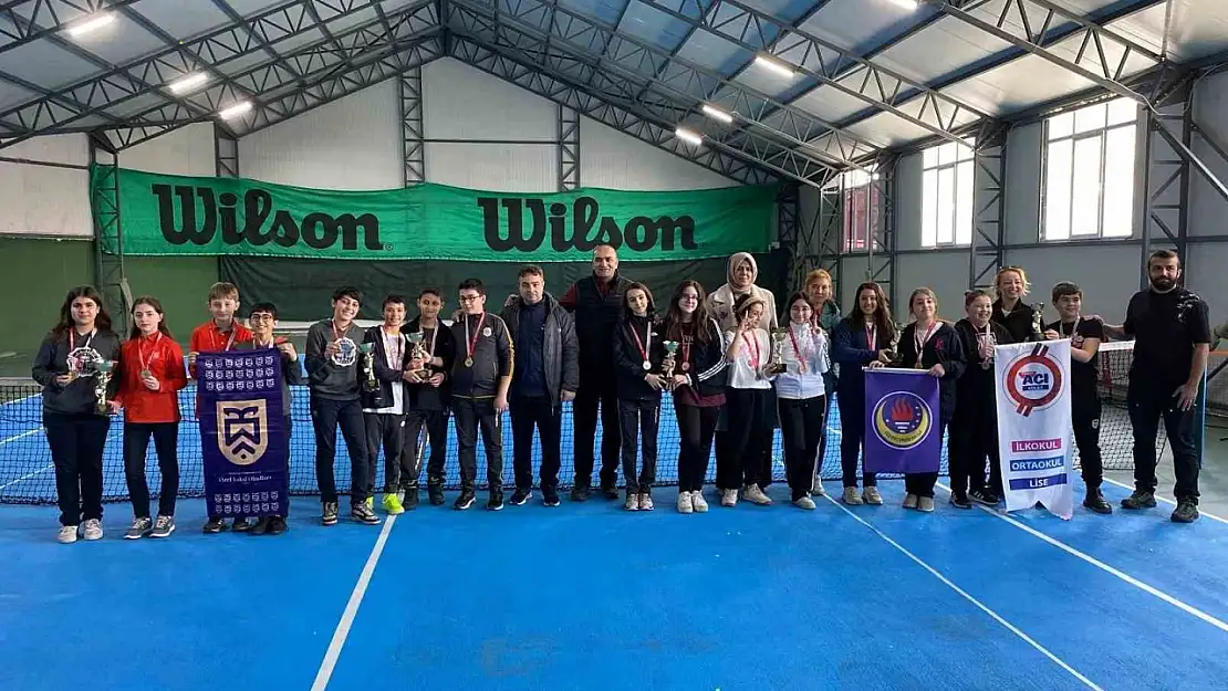 Tenis Turnuvasında Okullar Kıyasıya Yarıştı