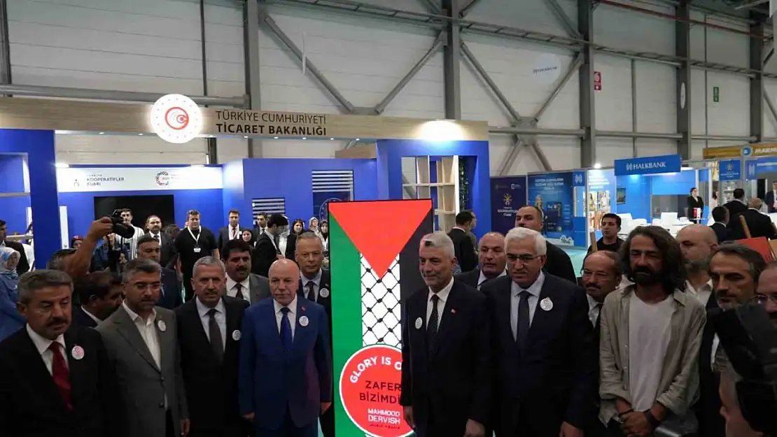 Ticaret Bakanı Bolat, 2025 Türkiye Kooperatifler Fuarı'nda stantları gezdi ve markalaşma eğitimine göz attı