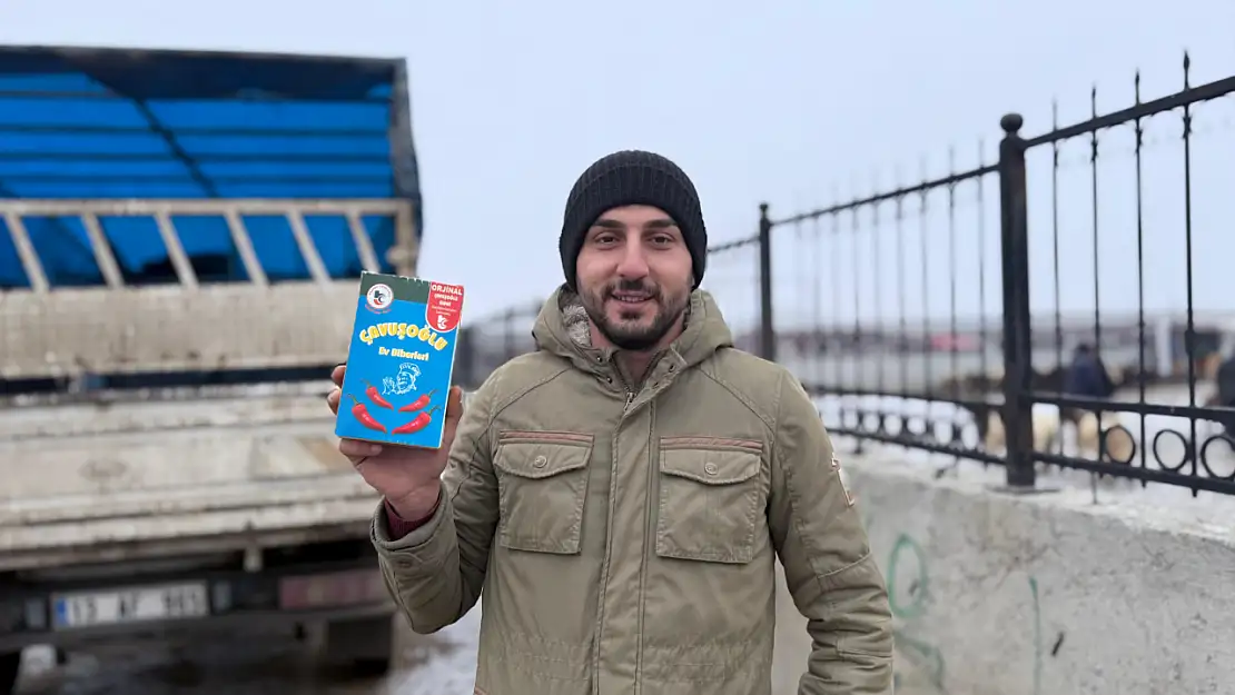 Maraş'ın biberini Ağrı'da satıyor