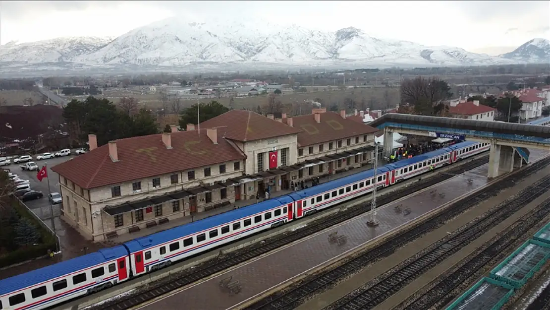 Turistik Doğu Ekspresi'nin yeni sezon ilk seferi Erzincan'a ulaştı