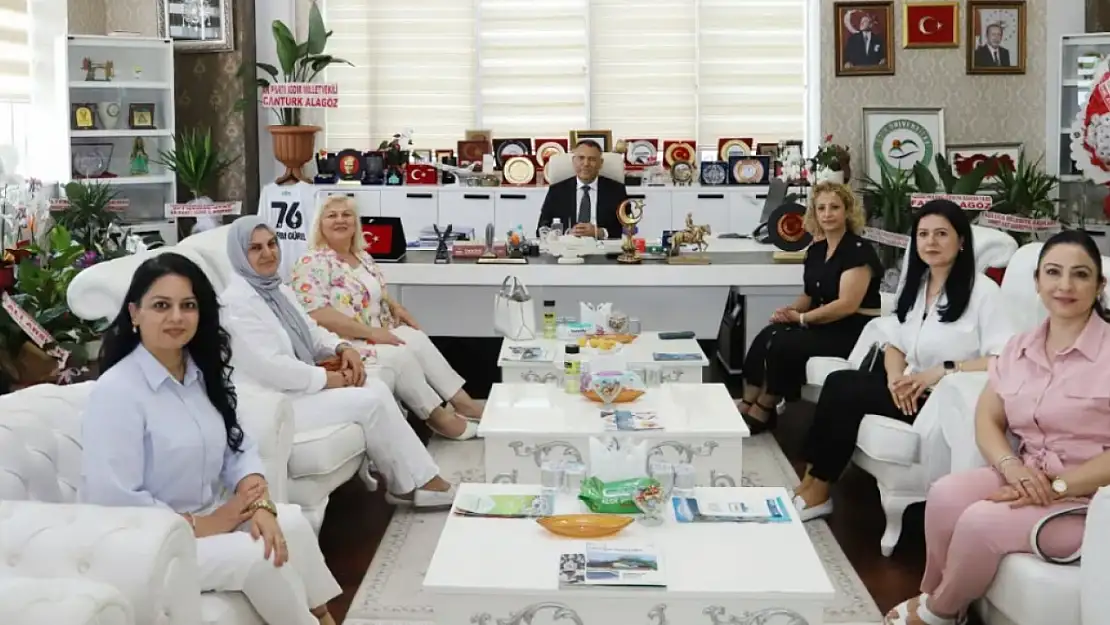 Türk Kadınlar Derneği'nden Iğdır Üniversitesi Rektörü Prof. Dr. Ekrem Gürel'e Hayırlı Olsun Ziyareti