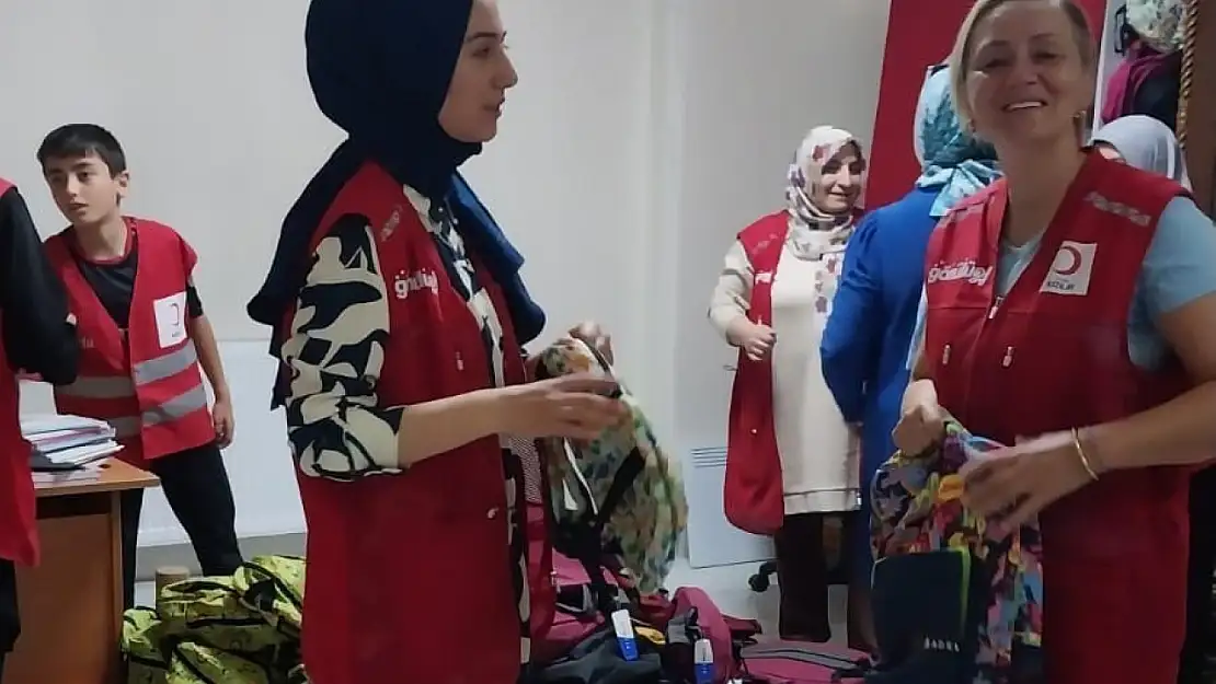 Türk Kızılay Palandöken, 300 öğrenciye kırtasiye, 70 hastaya hijyen malzemesi dağıttı