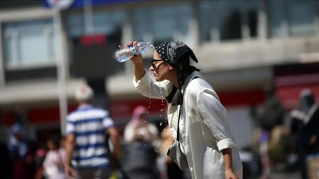 Türkiye aşırı sıcaklarla boğuşuyor, hissedilen sıcaklık 40 dereceyi aştı