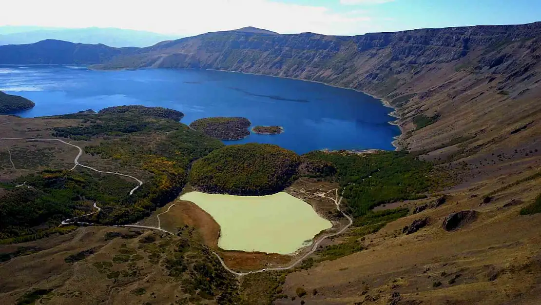 Türkiye'nin Zirvesinde Görsel Şölen: Nemrut Krater Gölü Ziyaretçi Akınına Uğruyor