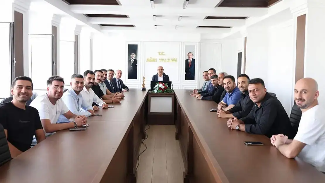 Türkiye şampiyonu halk oyunları ekibi Vali Koç'u ziyaret etti
