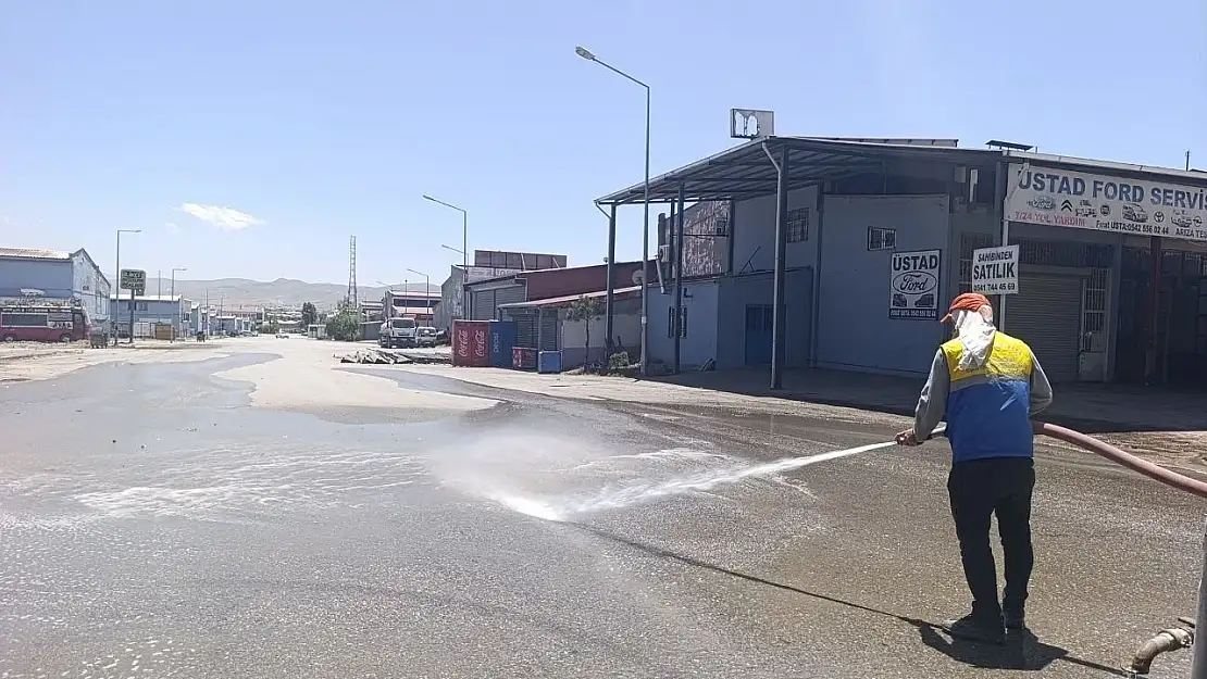 Tuşba Belediyesi yaz aylarında tozla mücadele için yol yıkama çalışmalarını sürdürüyor