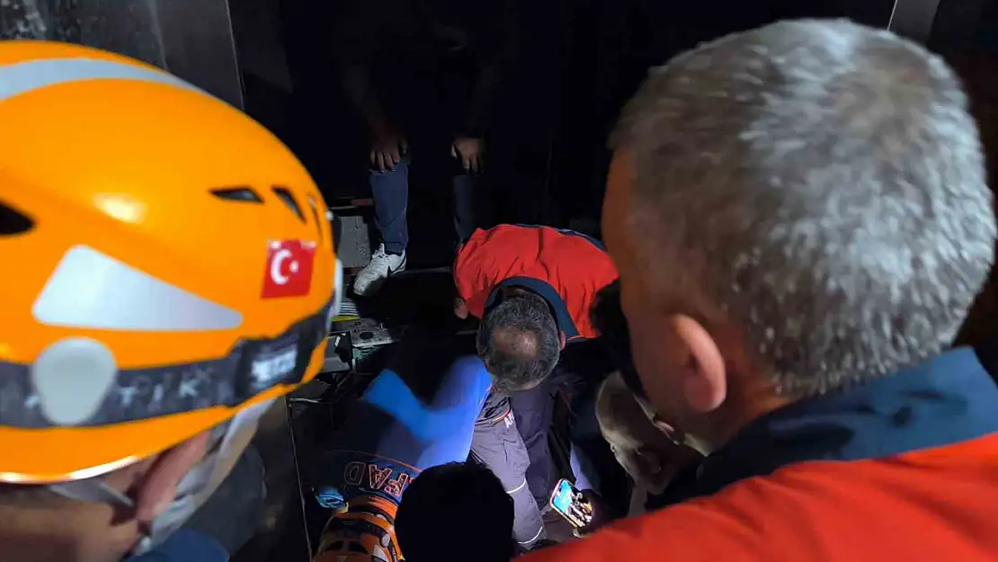 Tuşba'da asansörde mahsur kalan 8 kişi AFAD tarafından kurtarıldı