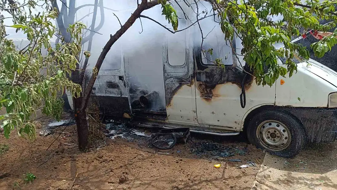 Tuşba'da Minibüs Alevlere Teslim Oldu