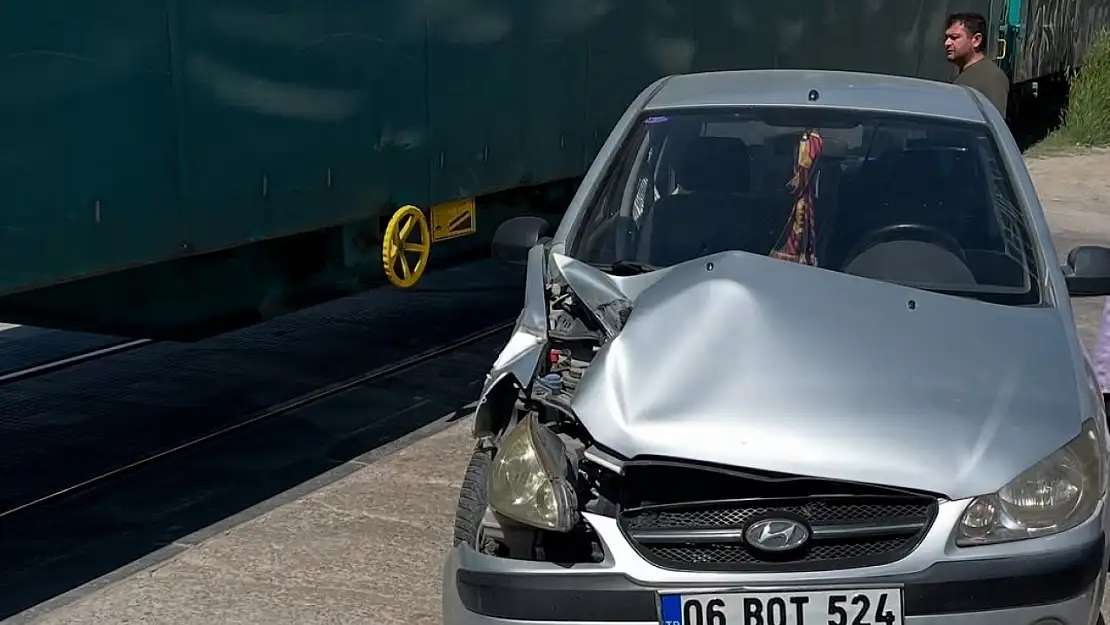 Tuşba'da tren otomobile çarptı: 1 yaralı, tahkikat başlatıldı