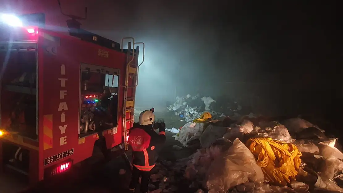 Tuşba'daki çöp toplama merkezinde yangın söndürüldü, inceleme başlatıldı