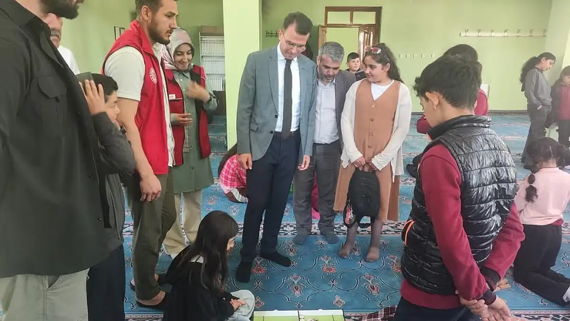 Tutak'ta değerler eğitimi etkinliğinde gençler kaymakamla oyun oynadı