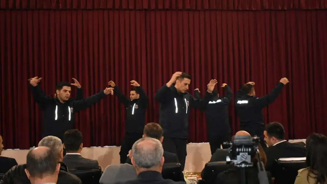 Tutuklu ve hükümlüler Doğubayazıt cezaevinde tiyatro oyunu sundu