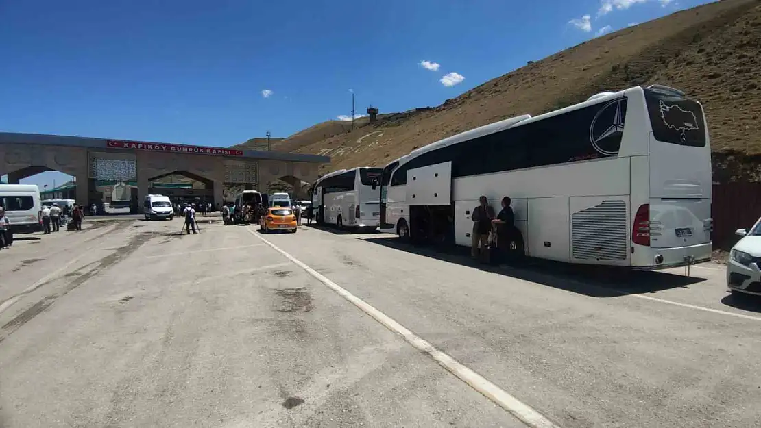 Umman, İran'daki Yurttaşlarını Güvenli Bir Şekilde Ülkeye Geri Döndürüyor