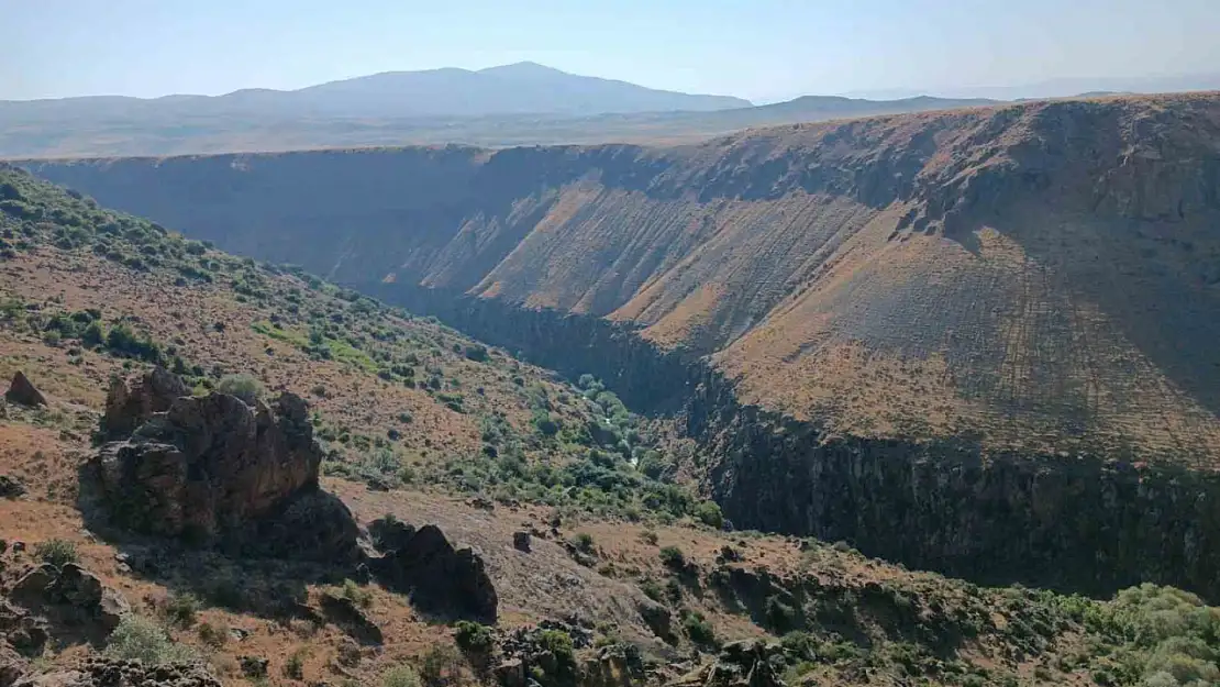 Usta Fotoğrafçının Eşsiz Kadrajında: Erciş Deliçay Kanyonu Hayranlık Uyandırıyor!