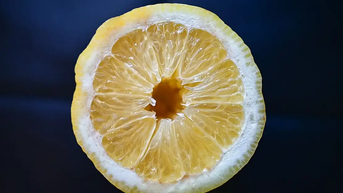 Uzmanlardan Uyarı: Yarım Limon Buzdolabında Sağlık Riskleri Taşıyor!