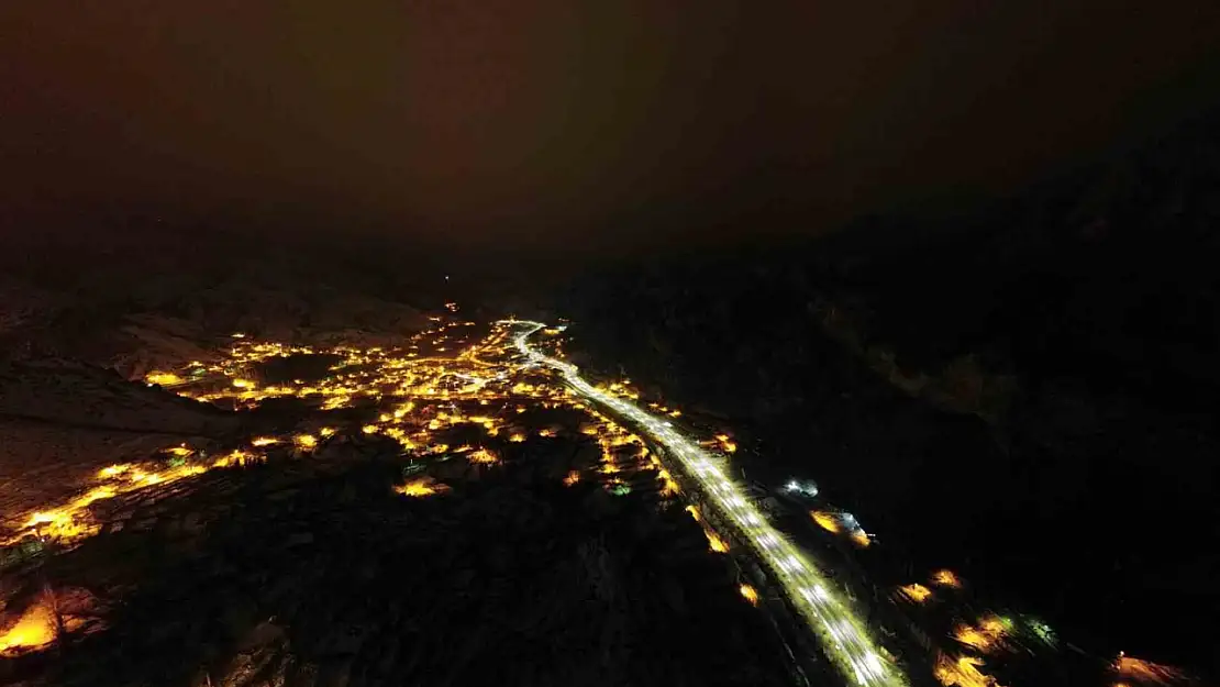 Uzundere-Artvin yolu beyaz ışıklarla aydınlandı