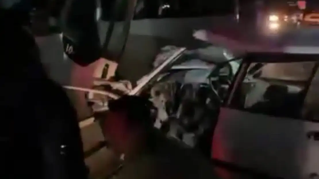 Uzundere'de Midibüs ile Otomobil Çarpıştı: 2 Yaralı
