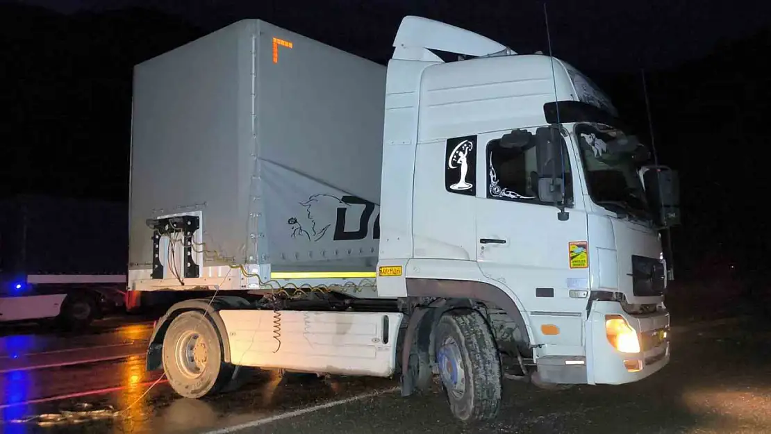 Uzundere'de yağan yağmur, tır kazasına neden oldu mazot sızıntısı trafiği olumsuz etkiledi